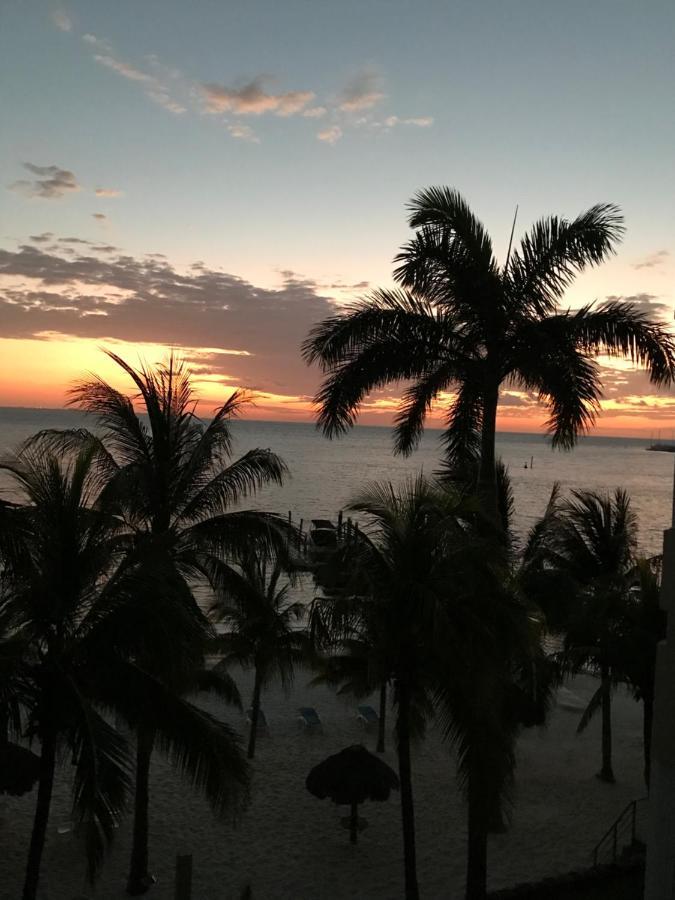 Front Beach Private Room With Shared Bathroom Cancun Luaran gambar